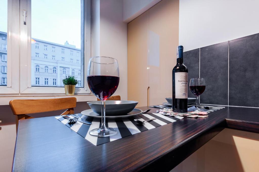 Nápoje v ubytovaní Apartments Madelaine Warsaw by Noclegi Renters