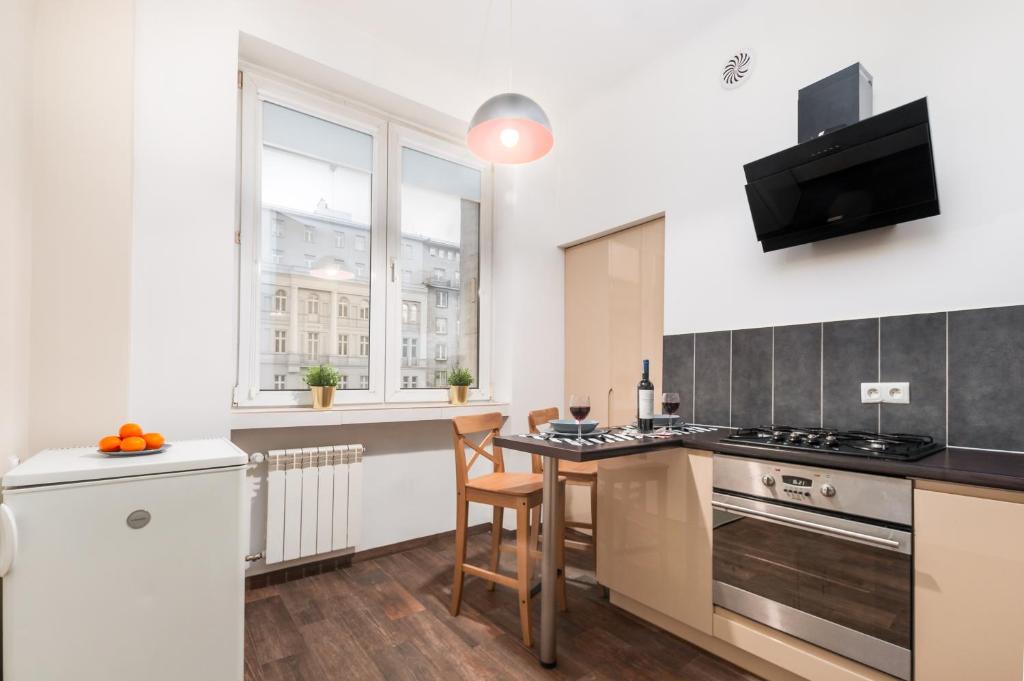 Kuchyňa alebo kuchynka v ubytovaní Apartments Madelaine Warsaw by Noclegi Renters