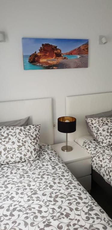 Postel nebo postele na pokoji v ubytování casa sea front costa teguise
