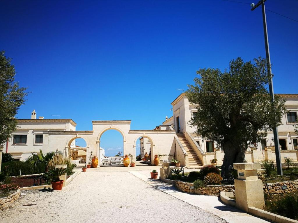 a building with an arch in the middle of a street at Agriturismo I Pozzetti in Savelletri di Fasano