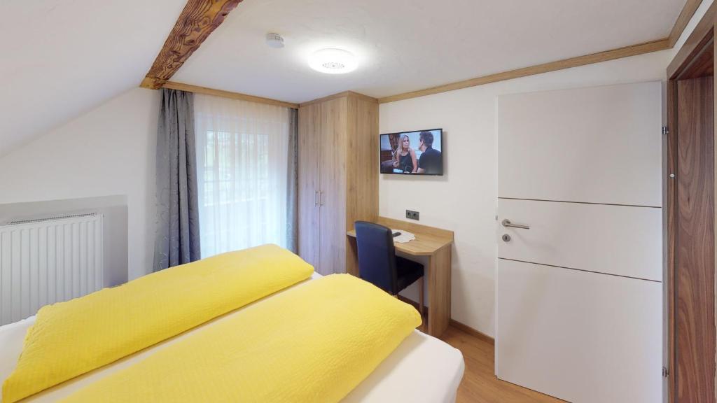 Televízia a/alebo spoločenská miestnosť v ubytovaní Raderhof