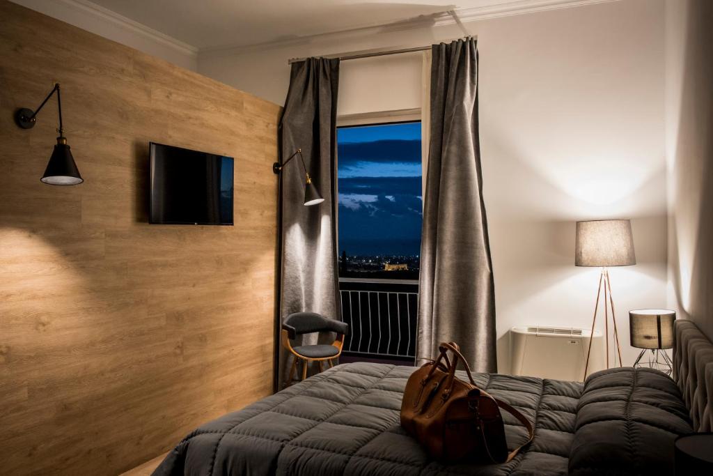 une chambre d'hôtel avec un lit et une fenêtre dans l'établissement Panoramica dei Templi B&B, à Agrigente
