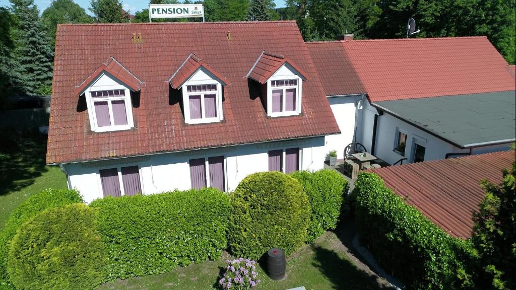 an aerial view of a house with a red roof at Pension Zum Lindeneck in Lübz