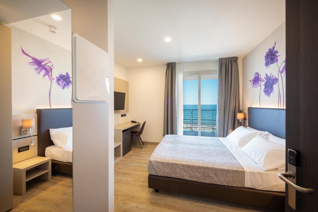 Postel nebo postele na pokoji v ubytování Hotel Tritone
