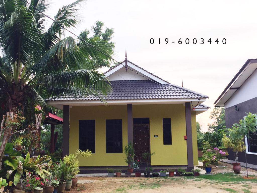 una piccola casa gialla con di Homestay Terengganu Faidaville a Kuala Terengganu