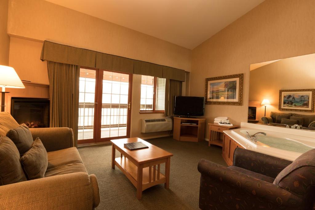 TV a/nebo společenská místnost v ubytování Lakeside Lodge and Suites