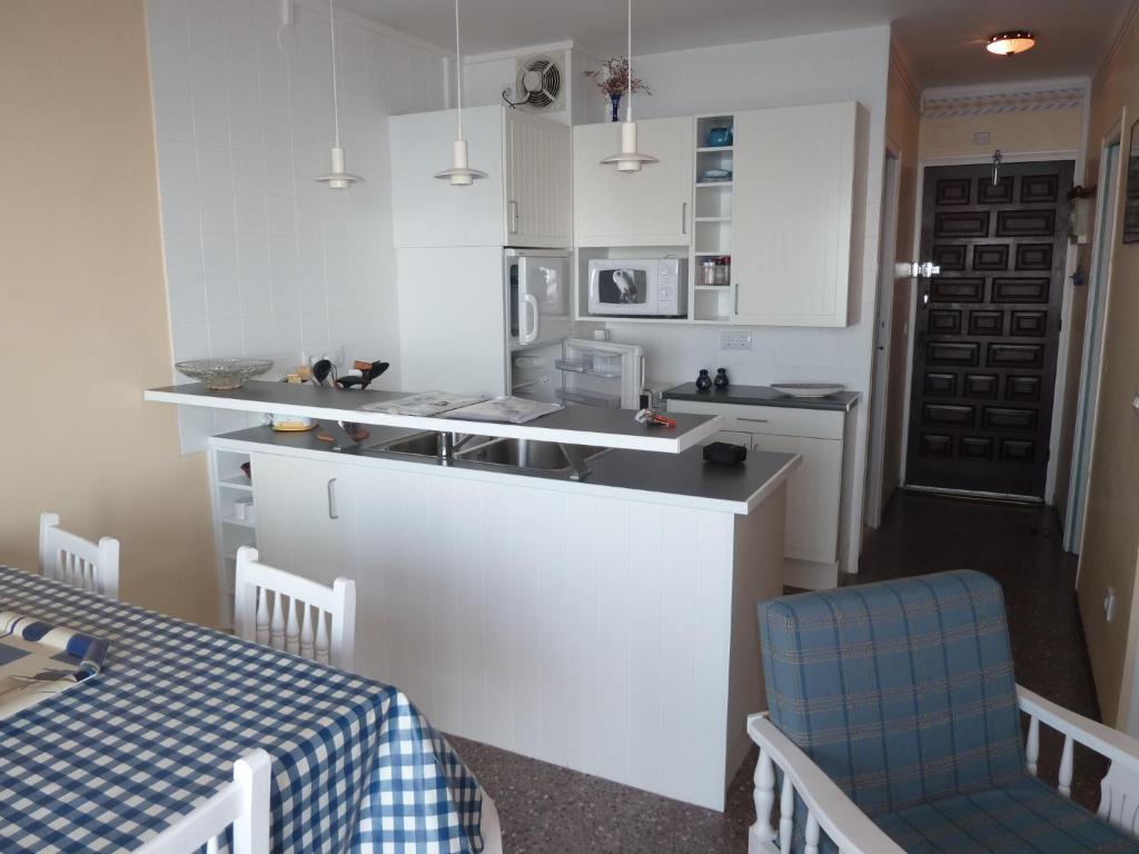 Kuchyňa alebo kuchynka v ubytovaní Apartamento con vista impresionante a la bahía de Roses-189