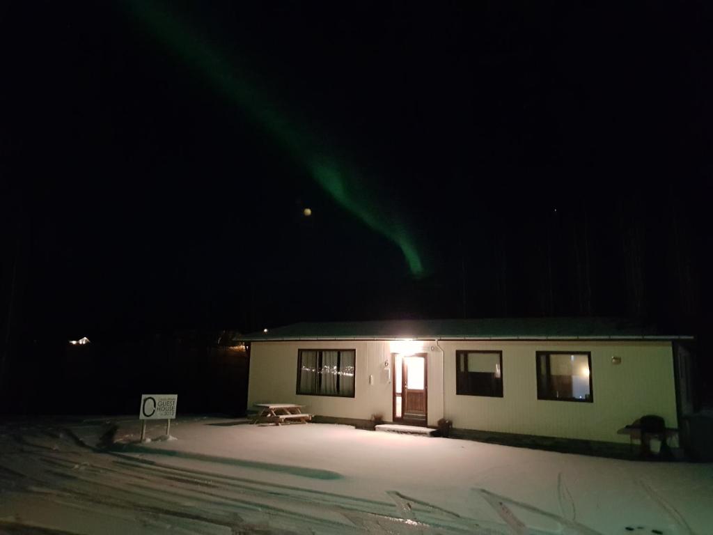 Byggingin sem gistihúsið er í