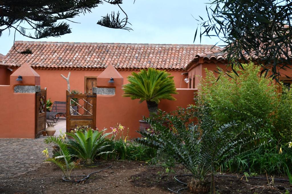 een huis met een tuin ervoor bij Haciendas del Valle-Montemayor in Las Toscas