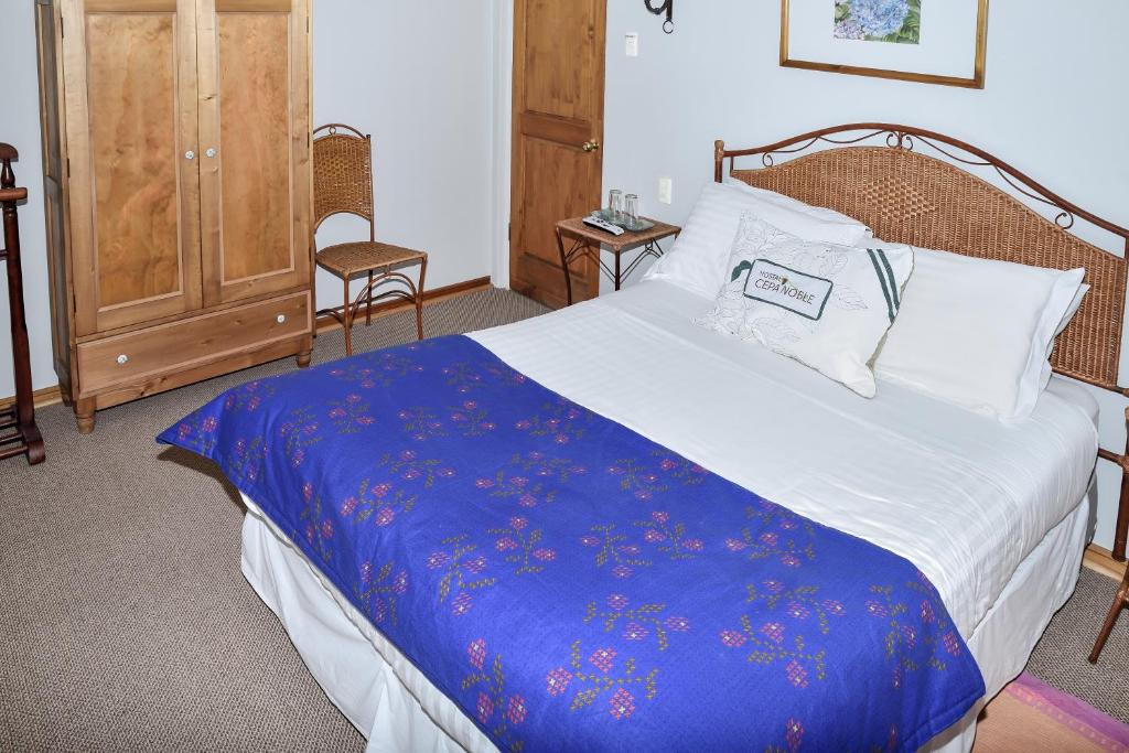Uma cama ou camas num quarto em Hostal Cepa Noble
