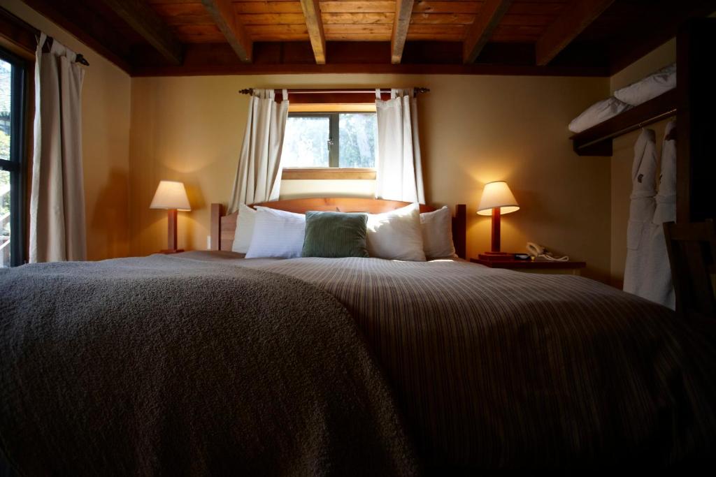 Postel nebo postele na pokoji v ubytování Middle Beach Lodge
