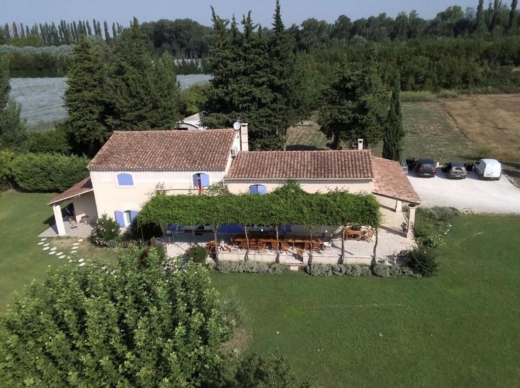 una vista aérea de una casa con patio en Mas Clement - Chambre et table d'hôtes, en LʼIsle-sur-la-Sorgue