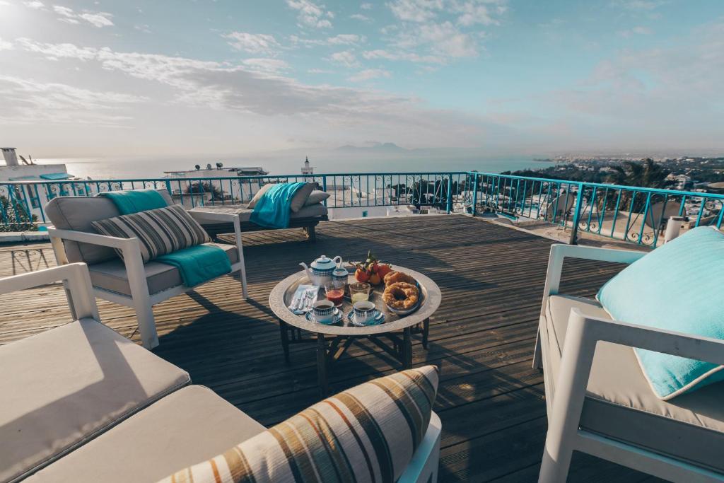 - balcone con sedie e tavolino da caffè su uno yacht di Les Jardins du Phare de Sidi Bou Said a Sidi Bou Saïd