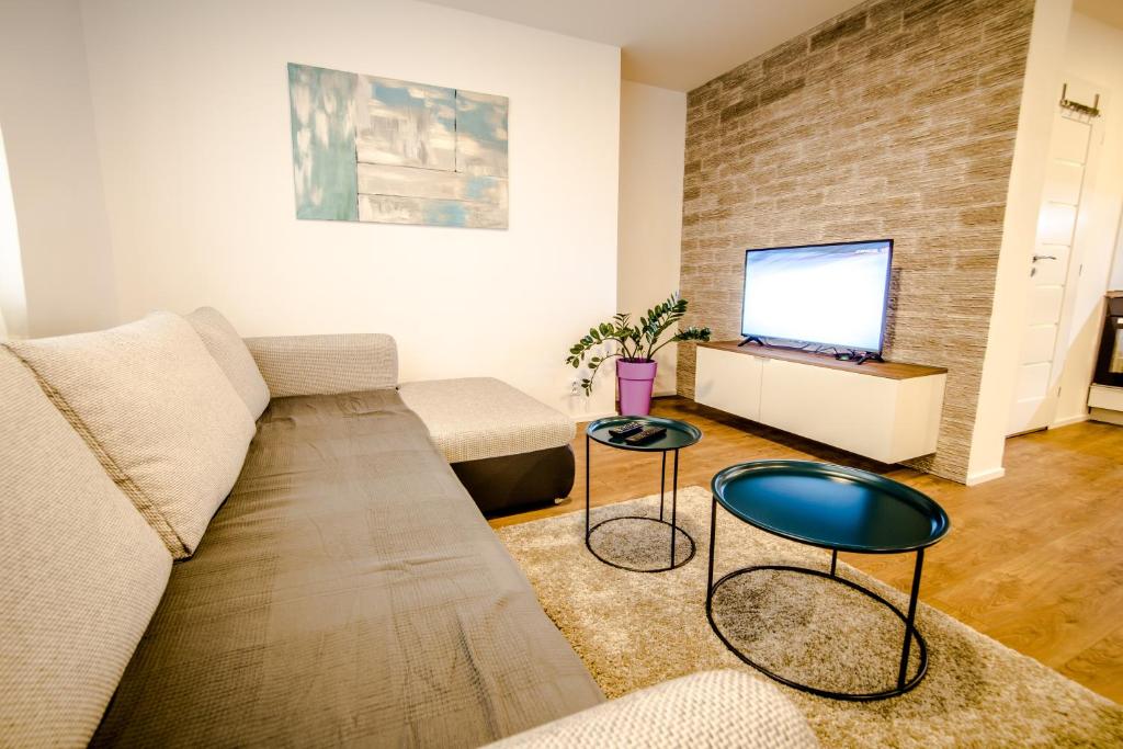 TV a/nebo společenská místnost v ubytování Central apartments by Kovee