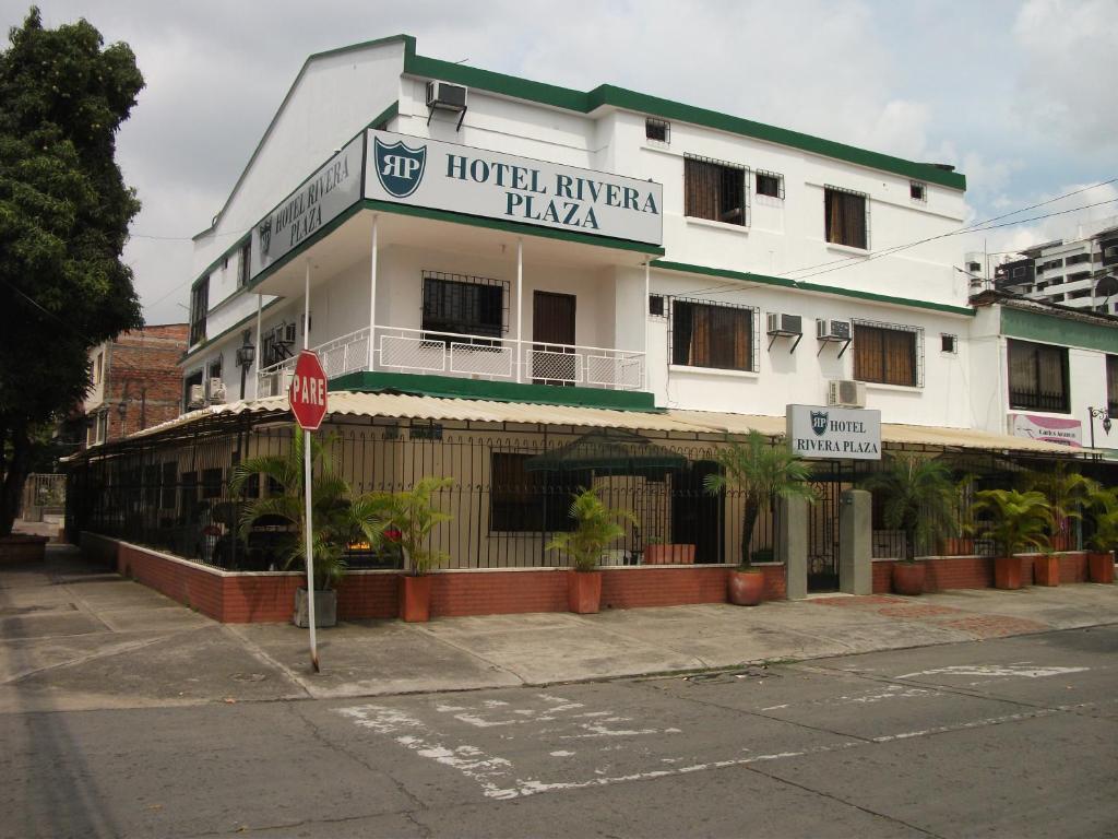 a hotel turnover plaza on the corner of a street at Hotel Rivera Plaza in Cali