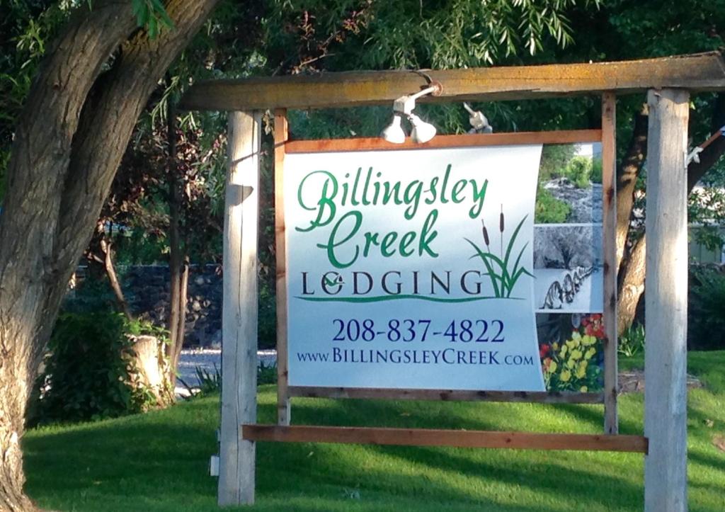 ein Zeichen für eine Unterkunft in einem Billingsley Creek in der Unterkunft Billingsley Creek in Hagerman