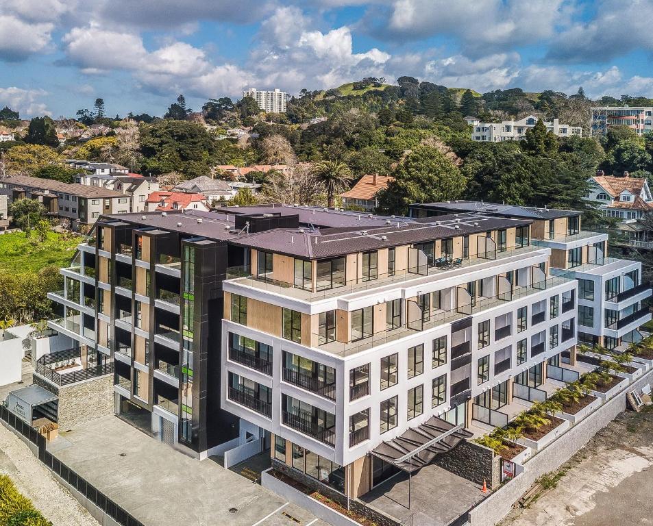 una vista aérea de un edificio de apartamentos de color blanco en The Edgerley Suites, en Auckland