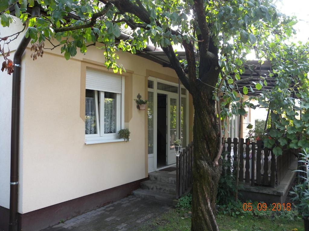 バラトンボグラールにあるApartment in Balatonboglar/Balaton 18183の塀の横に木のある家