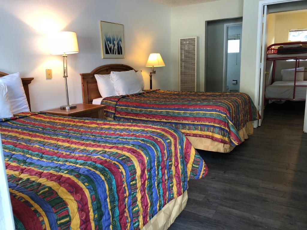 Postel nebo postele na pokoji v ubytování Cedar Inn & Suites