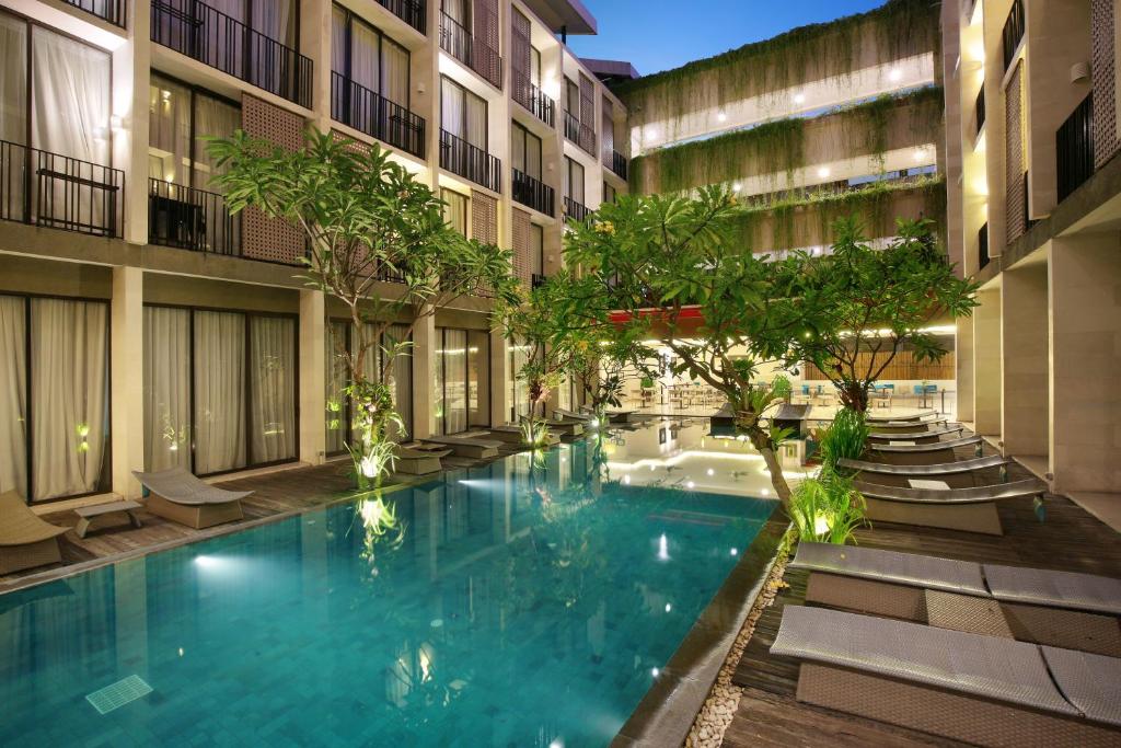 Bazén v ubytování Hotel Terrace at Kuta nebo v jeho okolí