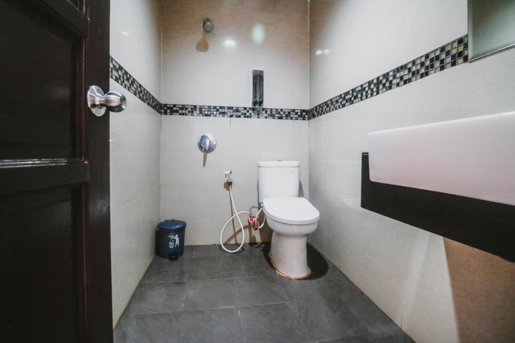 RedDoorz Plus near Universitas Negeri Makassar - Chambre De Luxe
