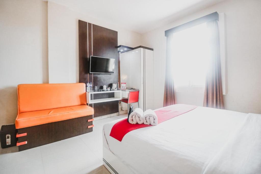 RedDoorz Plus near Universitas Negeri Makassar - Suite