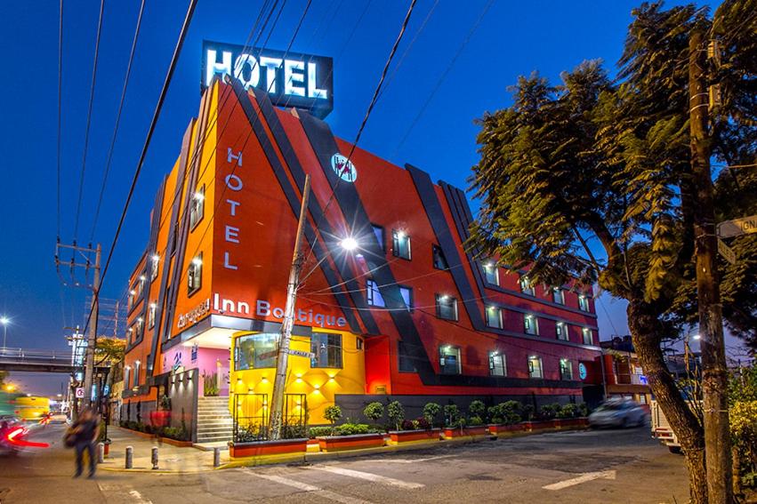 un hotel en una calle de la ciudad por la noche en HOTEL ZARAGOZA INN BOUTIQUE, en Ciudad de México