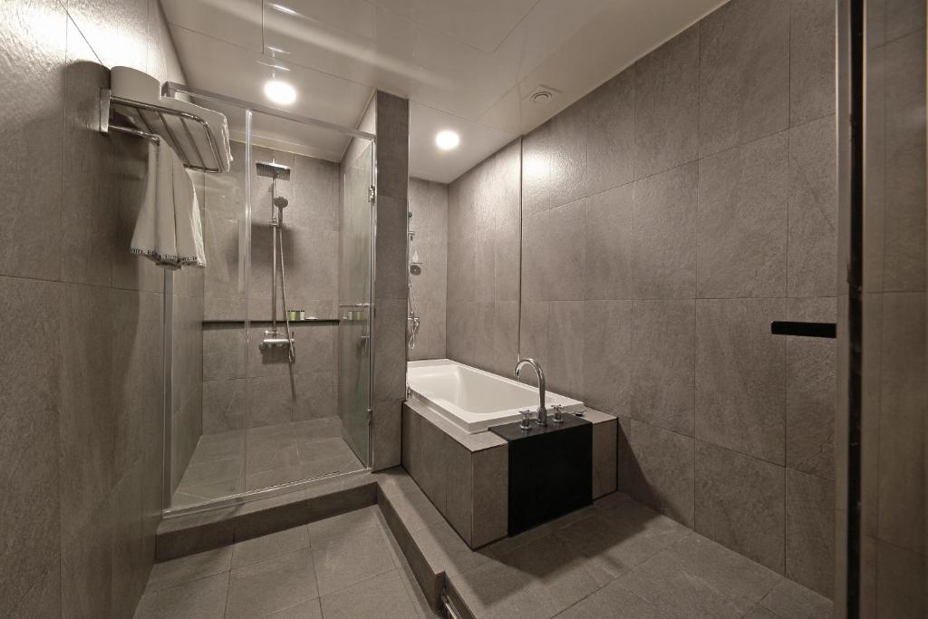 Koupelna v ubytování Benikea Swiss Rosen Hotel