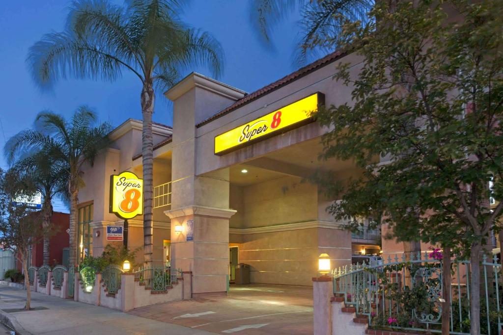 un restaurante mcdonalds con un cartel y palmeras en Super 8 by Wyndham North Hollywood en North Hollywood