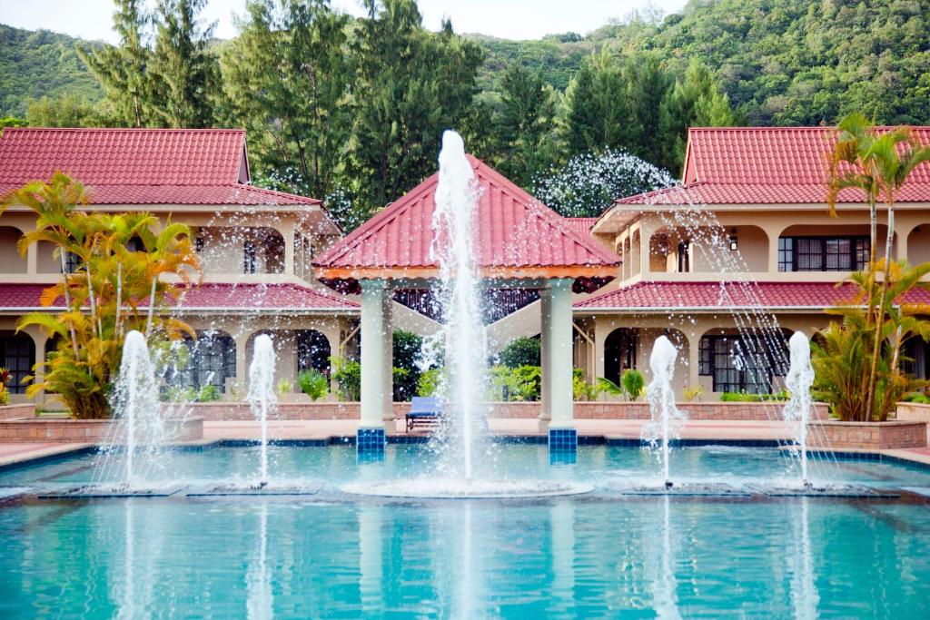Бассейн в Oasis Hotel Restaurant & Spa или поблизости