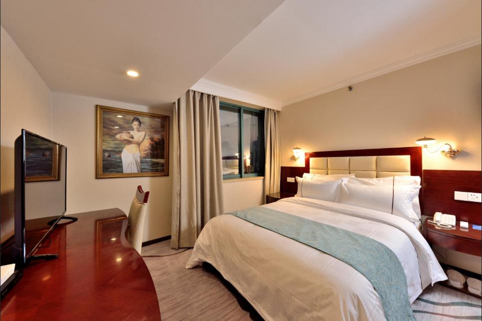 Postel nebo postele na pokoji v ubytování Hai Jun Hotel Guangzhou Beijing Road Tianzi Wharf Store