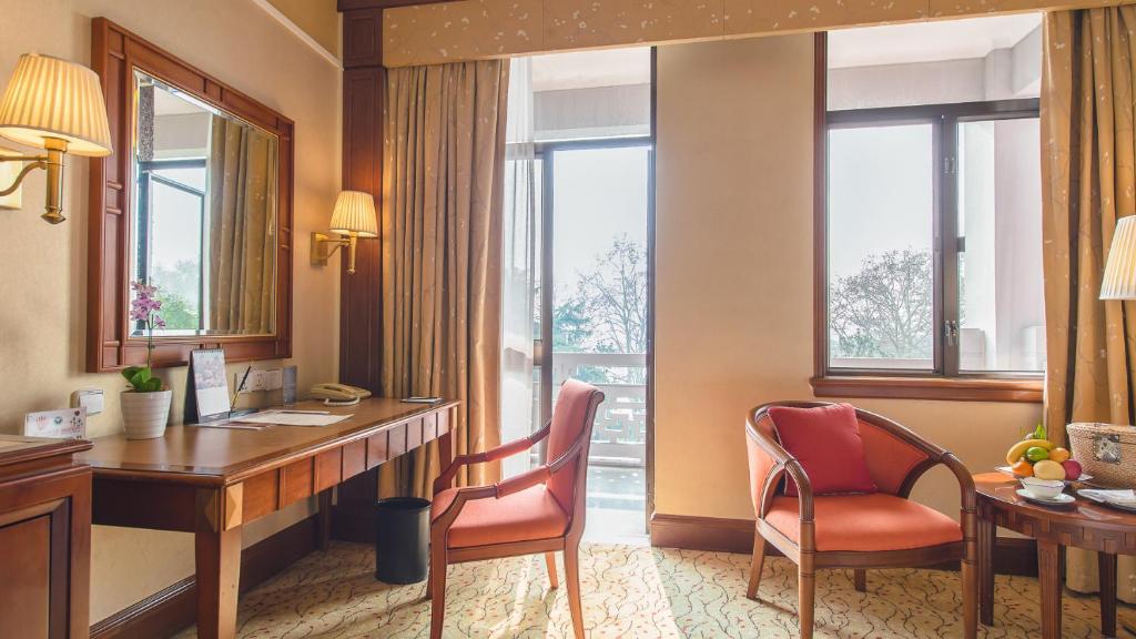 Shangri-La Hangzhou - The back garden of West Lake - Horizon Lakeside King Red Red