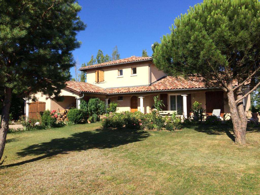 una casa grande con un patio con árboles y césped en Le paradis de la Provence, en Verenay