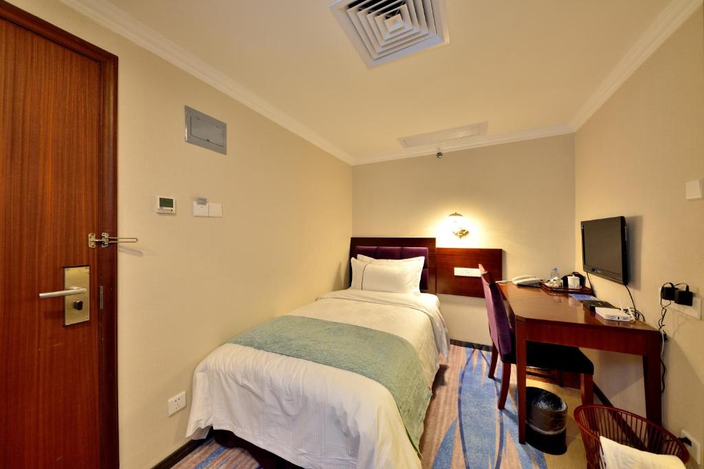 Postel nebo postele na pokoji v ubytování Hai Jun Hotel Guangzhou Beijing Road Tianzi Wharf Store