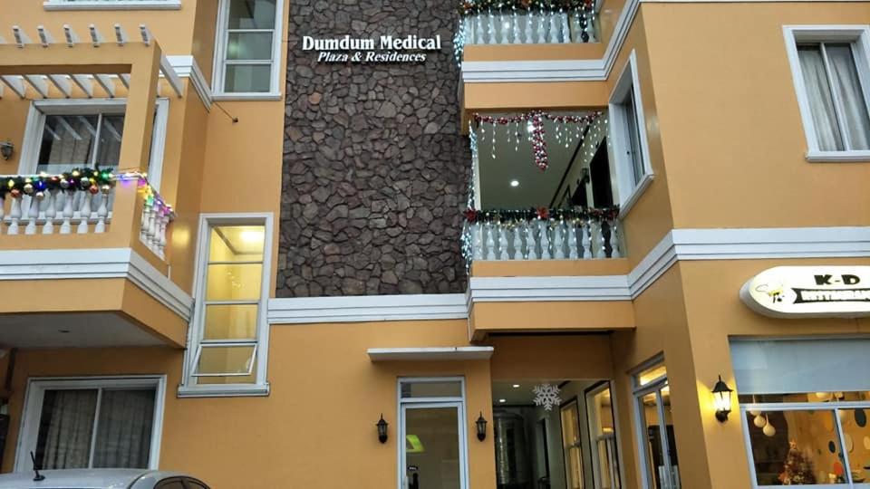 Edificio amarillo con balcón con ventana en Dumdum Medical Plaza and Residences en Toledo
