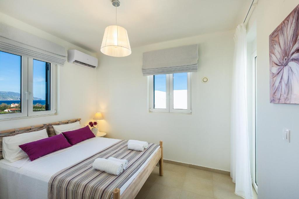 Postel nebo postele na pokoji v ubytování Triton Sea View Villa