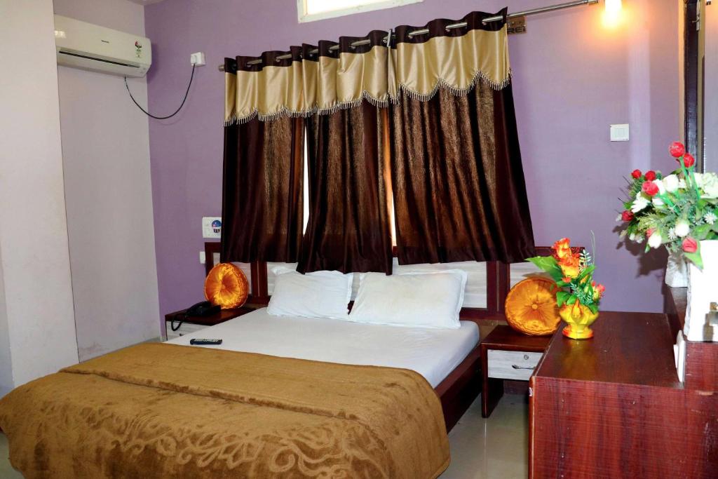 Postel nebo postele na pokoji v ubytování Hotel Raj Palace