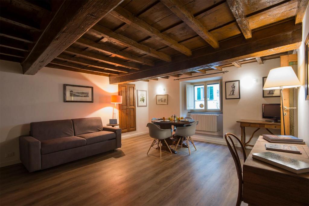 ein Wohnzimmer mit einem Sofa und einem Tisch in der Unterkunft Calzaiuoli loft in Florenz