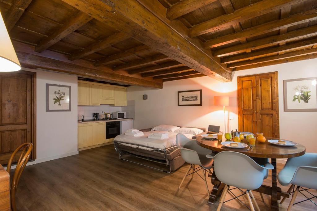 A kitchen or kitchenette at Calzaiuoli loft