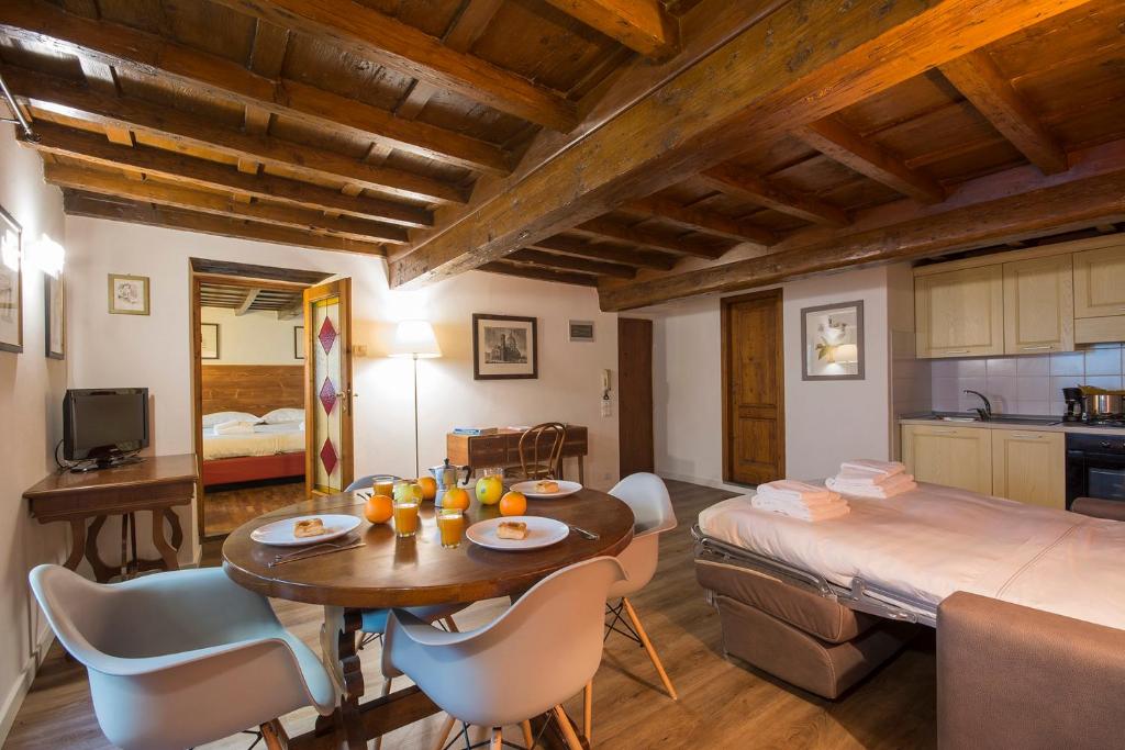 A kitchen or kitchenette at Calzaiuoli loft