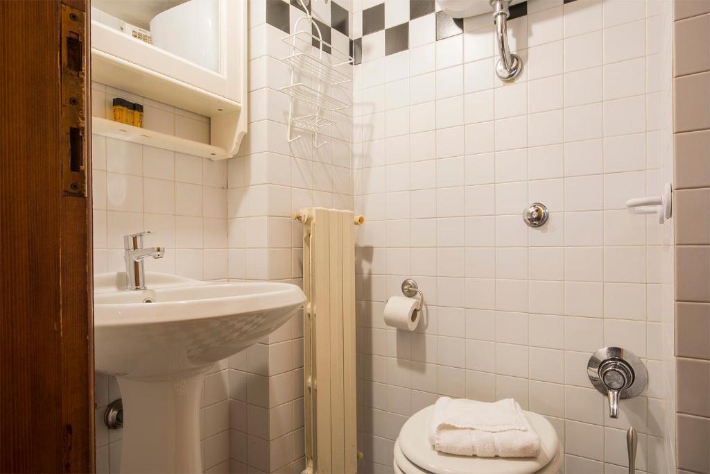 A bathroom at Calzaiuoli loft