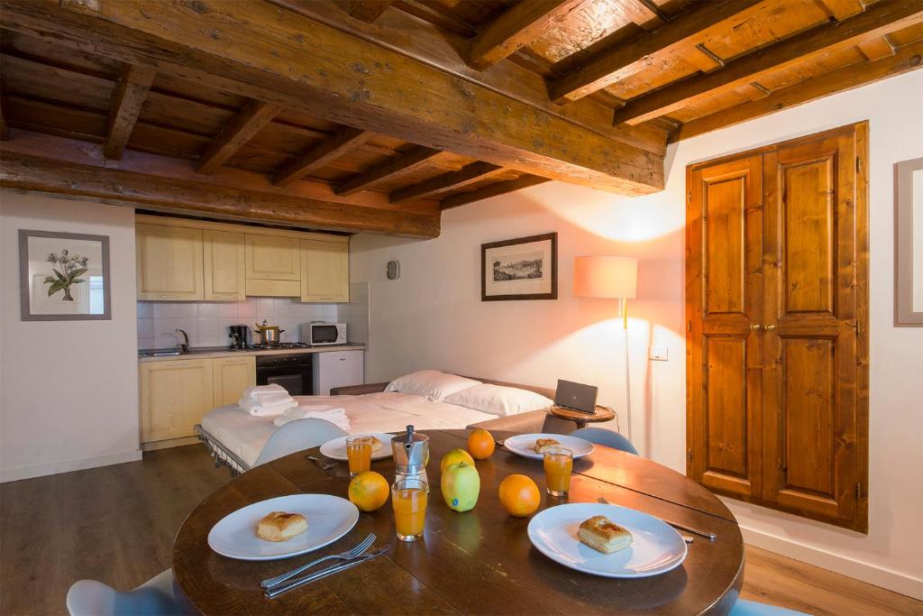 A kitchen or kitchenette at Calzaiuoli loft