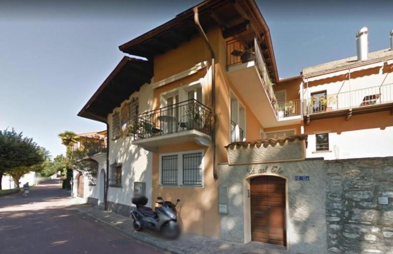 un scooter garé devant un bâtiment dans l'établissement Appartamento Ca dal Tilo, à Minusio