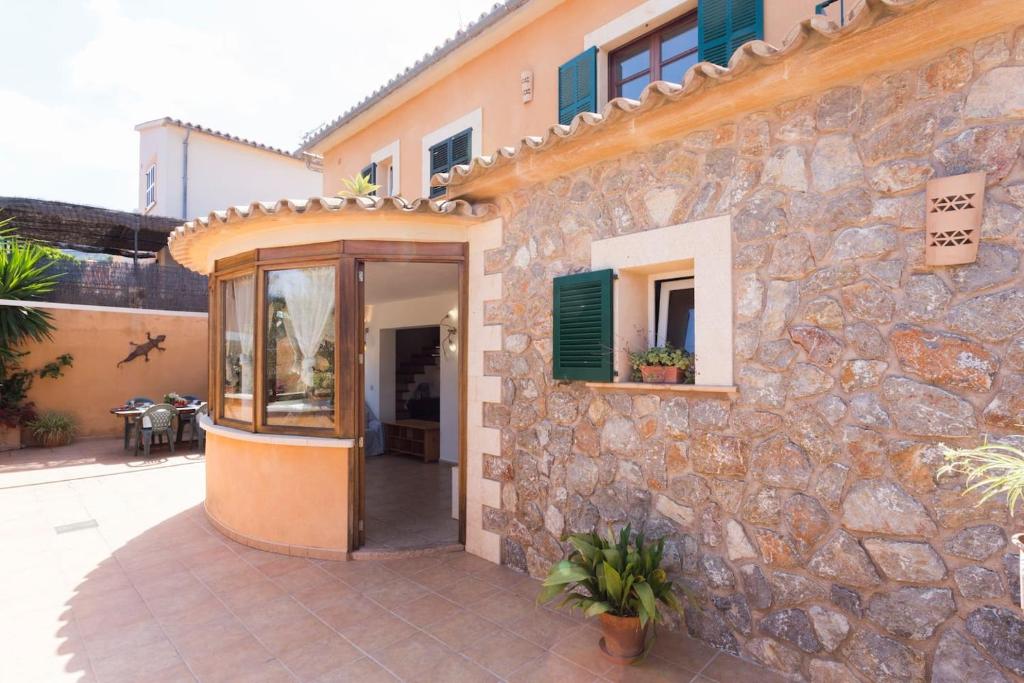 uma casa de pedra com uma parede de pedra em Home in Tramuntana em Port des Canonge 