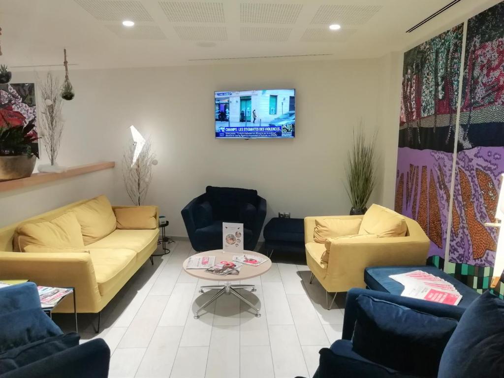 TV a/nebo společenská místnost v ubytování Hôtel ORIGAMI
