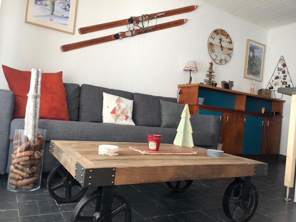 un salon avec un canapé et une table basse dans l'établissement LES AMBRUNES, à Châtel
