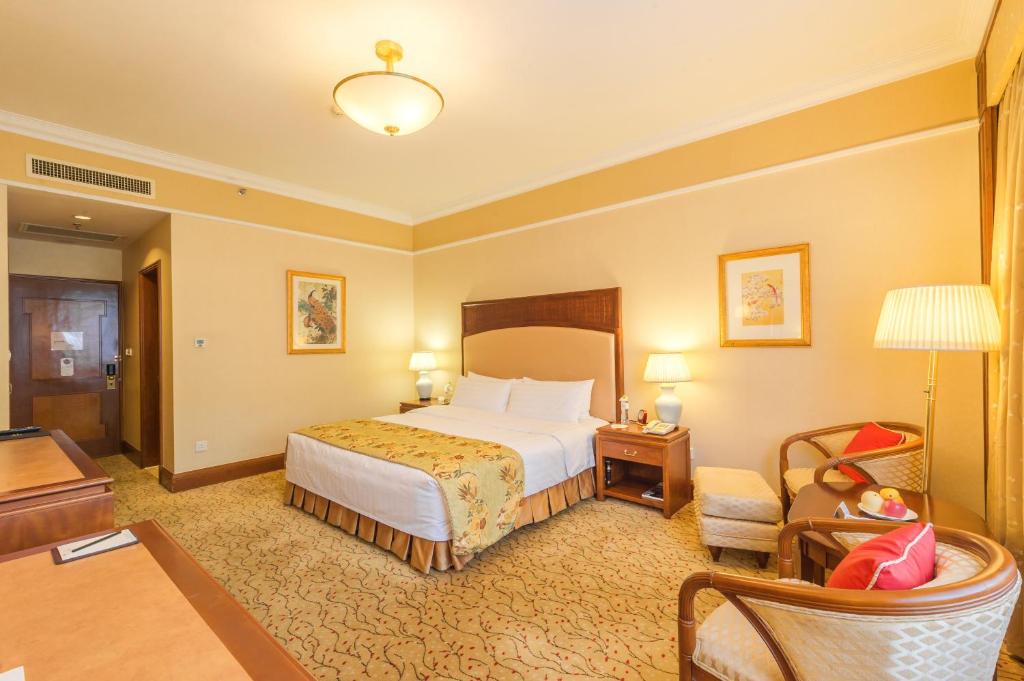 Shangri-La Hangzhou - The back garden of West Lake - Hill View Room King Bed Rala