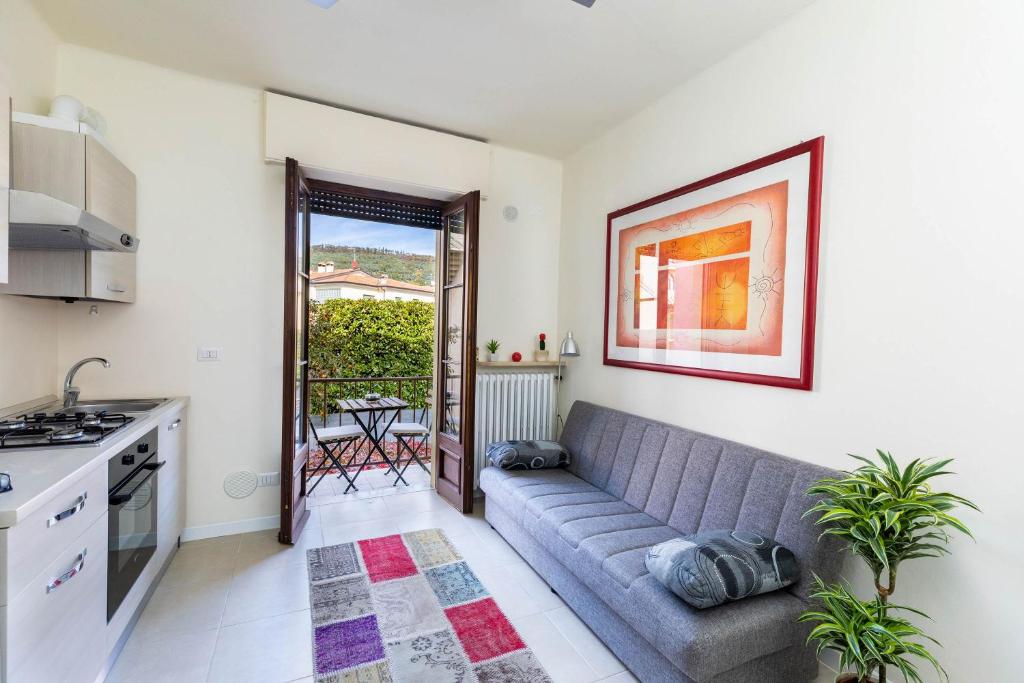 a living room with a couch and a kitchen at Heart of Garda in Garda
