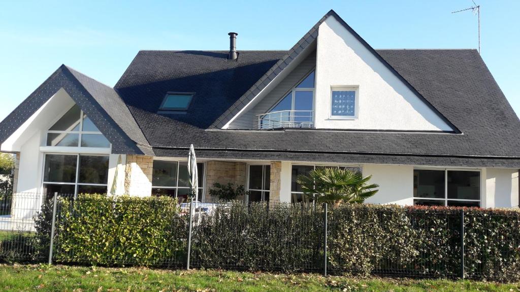 une maison blanche avec un toit noir dans l'établissement CHEZ MT ET JR, à Vannes