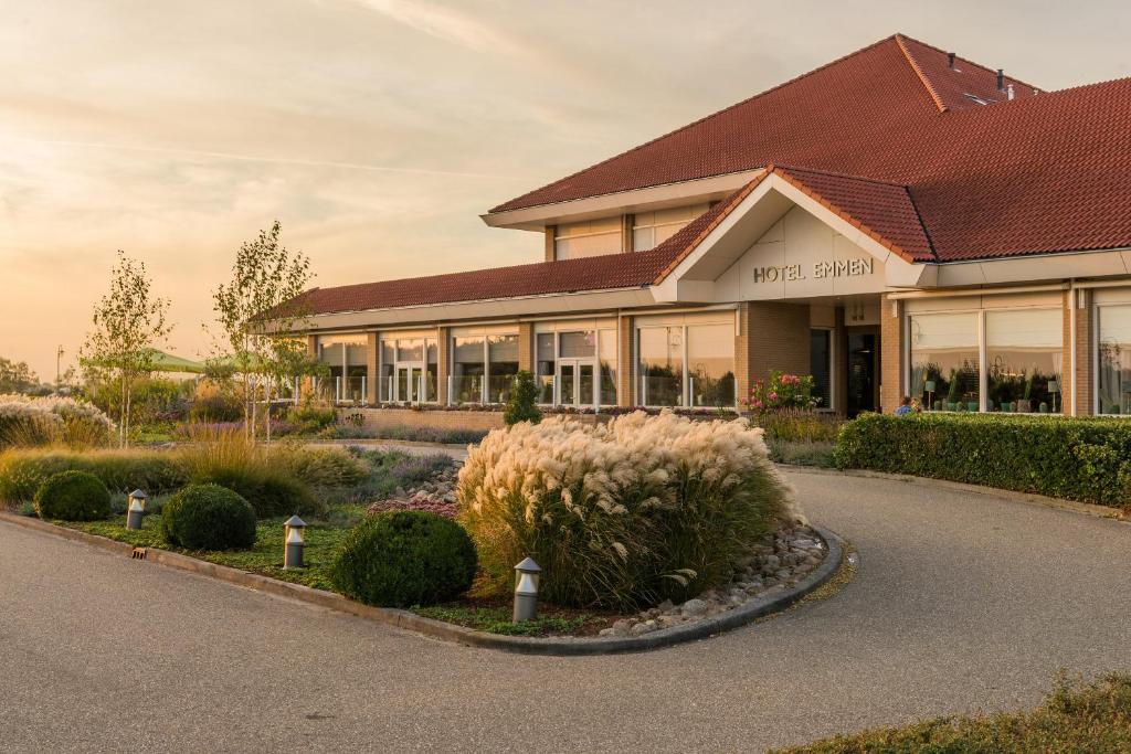 un edificio con una strada davanti di Van der Valk Hotel Emmen a Nieuw-Amsterdam